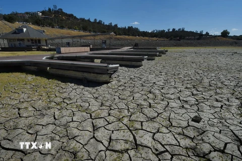 Hồ Folsom ở Sacramento, Mỹ khô cạn và nứt nẻ do hạn hán. (Nguồn: AFP/TTXVN) 