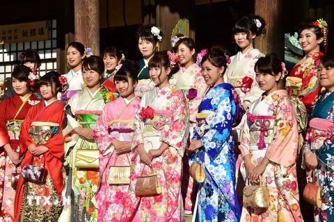 Các thiếu nữ Nhật Bản trong trang phục kimono truyền thống duyên dáng thực hiện một nghi thức tại lễ trưởng thành ở đền Meiji, thủ đô Tokyo ngày 8/1. 