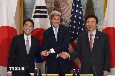 Ngoại trưởng Mỹ John Kerry (giữa), Ngoại trưởng Nhật Bản Fumio Kishida (trái) và Ngoại trưởng Hàn Quốc Yun Byung-se (phải) trước cuộc gặp. (Nguồn: Reuters/TTXVN) 