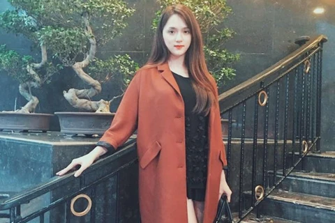Hương Giang Idol ưu ái chọn áo khoác dáng dài, mix cùng đầm đen và giày cao gót thanh lịch.