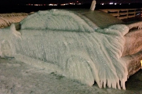 Chiếc xe bị đóng băng do mưa tuyết kéo dài. (Nguồn: RT)