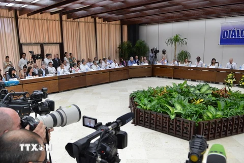 Toàn cảnh lễ ký thỏa thuận về bồi thường nạn nhân của cuộc xung đột ở Colombia giữa đại diện phái đoàn Chính phủ Colombia và đại diện FARC tại Havana, Cuba ngày 15/12.