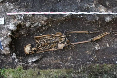Phần mộ của một người đàn ông bị mất chân và mắt cá chân trái ở Hemmaberg. (Nguồn: AFP)