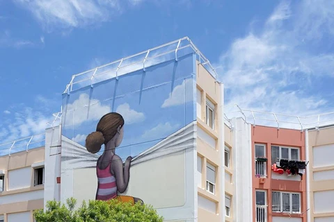 Nghệ sỹ người Pháp Julien Malland cùng với nhiều nghệ sỹ địa phương đã biến những ngôi nhà cao tầng trong thành phố thành những tác phẩm nghệ thuật khổng lồ. 