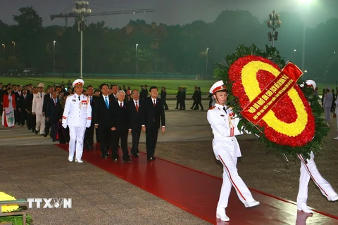 Các đồng chí lãnh đạo Đảng, Nhà nước và đại biểu dự Đại hội đại biểu toàn quốc lần thứ XII của Đảng đến đặt vòng hoa và vào Lăng viếng Chủ tịch Hồ Chí Minh.