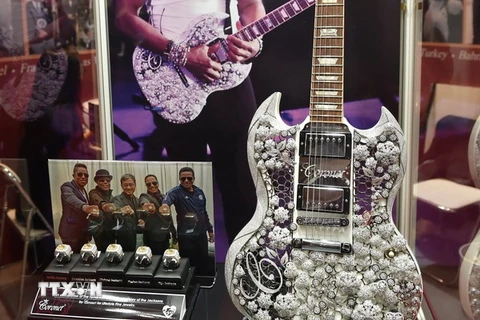 Cây đàn guitar Gibson SG được trưng bày tại hội chợ ngày 20/1.