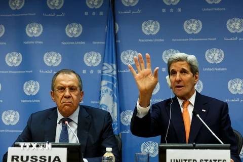 Ngoại trưởng Nga Sergei Lavrov (trái) và Ngoại trưởng Mỹ John Kerry (phải). (Nguồn: THX/TTXVN) 