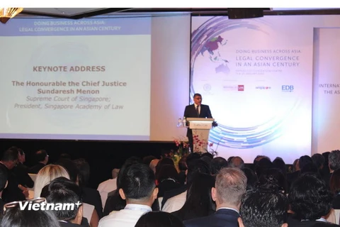 Chủ tịch Học viện Luật pháp Singapore (SAL) ông Sundaresh Menon phát biểu tại hội thảo. (Ảnh: Mỹ Bình/Vietnam+)