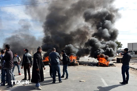Người biểu tình đốt lốp xe phong tỏa một tuyến đường ở Medenine ngày 21/1. (Nguồn: AFP/TTXVN) 