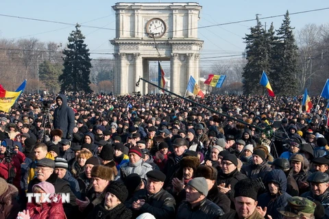 Người biểu tình tập trung trước tòa nhà Quốc hội ở Chisinau. (Nguồn: AFP/TTXVN) 