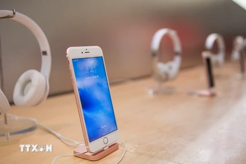 Điện thoại iPhone trưng bày tại một cửa hàng của Apple ở New York, Mỹ. (Nguồn: AFP/TTXVN) 