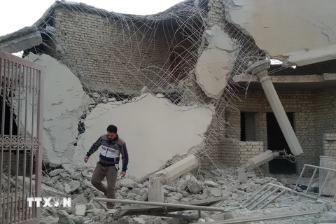 Một ngôi nhà bị phá hủy trong cuộc không kích. (Nguồn: THX/TTXVN) 