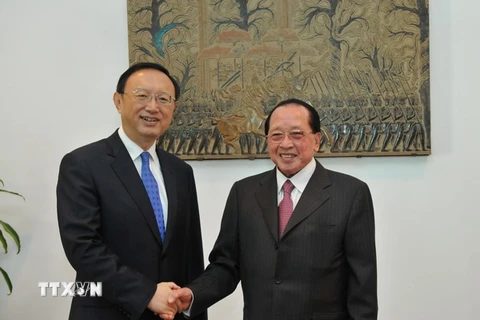 Phó Thủ tướng, Bộ trưởng Ngoại giao Campuchia Hor Namhong (phải) và Ủy viên quốc vụ Trung Quốc Dương Khiết Trì (trái). (Nguồn: THX/TTXVN) 