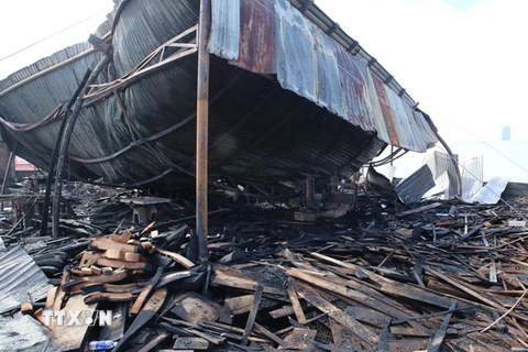 Hiện trường vụ cháy tại tầng 3 ngôi nhà nhiều máy móc và đồ gỗ bị thiêu rụi. (Ảnh: Trần Lê Lâm/TTXVN) 