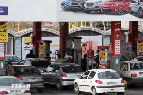 Người dân Iran mua xăng tại trạm xăng ở thủ đô Tehran của Iran. (Nguồn: AFP/TTXVN) 