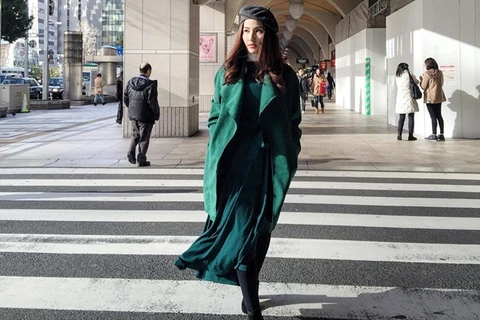 Bộ đôi đầm liền và áo khoác dáng dài đồng màu xanh cổ vịt đã giúp Diễm My 9X nổi bật trên đường phố Nhật Bản.