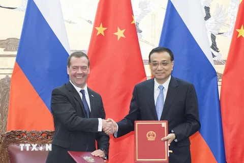Thủ tướng Trung Quốc Lý Khắc Cường (phải) và Thủ tướng Nga Dmitry Medvedev tại lễ ký các thỏa thuận hợp tác hai nước ở Bắc Kinh. (Nguồn: THX/TTXVN) 