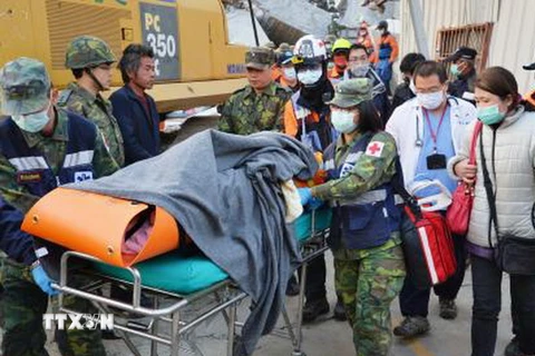 Chuyển thi thể nạn nhân khỏi hiện trường vụ động đất. (Nguồn: Kyodo/TTXVN) 