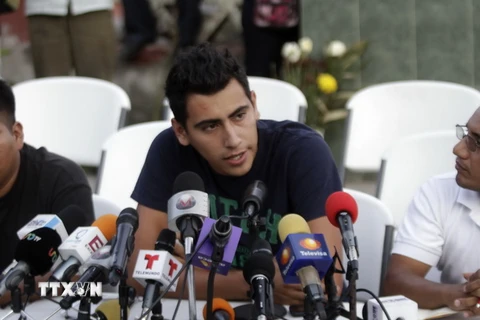 Các giáo viên, sinh viên và thân nhân của 43 nạn nhân bị mất tích trong buổi họp báo tại trường Ayotzinapa, thành phố Tixtla, bang Guerrero, Mexico ngày 7/11/2014. (Nguồn: AFP/TTXVN) 