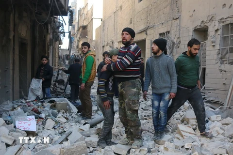 Khung cảnh thành phố Aleppo sau một trận không kích. (Nguồn: AFP/TTXVN) 