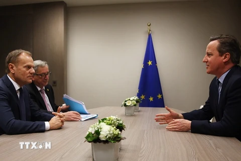 Chủ tịch Hội đồng châu Âu Donald Tusk, Chủ tịch Ủy ban châu Âu Jean-Claude Juncker và Thủ tướng Anh David Cameron (phải) tại cuộc gặp ở Brussels.