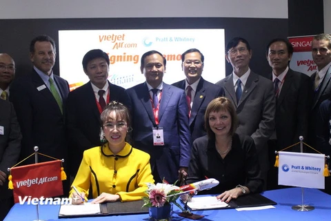 Đại diện Vietjet và Pratty & Whitney ký kết hợp đồng mua động cơ trị giá 3,04 tỷ USD tại Triển lãm Hàng không Singapore, Air Show 2016. (Ảnh: Mỹ Bình/Vietnam+)