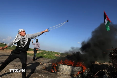 Người biểu tình bạo động Palestine gần Shejaiya, thành phố Gaza.