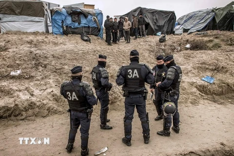 Cảnh sát chống bạo động Pháp tuần tra tại trại tị nạn 'Jungle.' (Nguồn: AFP/TTXVN) 