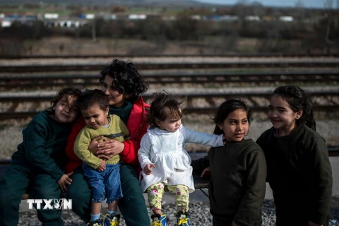 Người tị nạn Afghanistan chờ đợi giấy phép tại biên giới giữa Macedonia và Serbia, gần làng Tabanovce. (Nguồn: AFP/TTXVN)