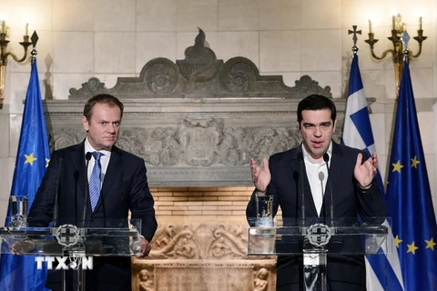 Thủ tướng Hy Lạp Alexis Tsipras (phải) trong cuộc họp báo với Chủ tịch Hội đồng châu Âu Donald Tusk (trái) tại thủ đô Athens. 