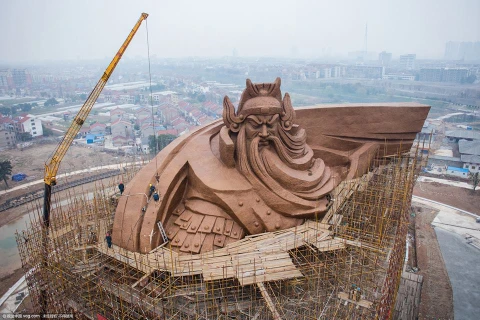 Bức tượng Quan Vũ thời Tam Quốc (220-280) được Trung Quốc xây dựng gần đây chắc chắn sẽ khiến cả thế giới phải ngỡ ngàng. 