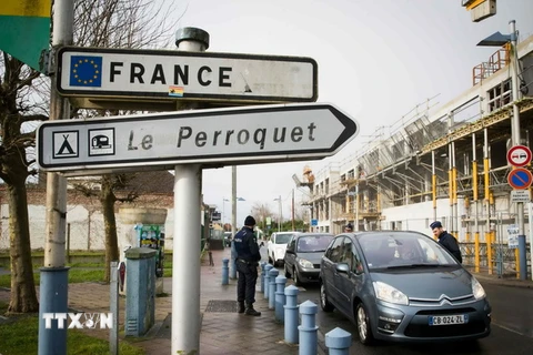 Cảnh sát Bỉ làm nhiệm vụ tại khu vực Adinkerke ở biên giới Bỉ - Pháp ngày 24/2. (Nguồn: AFP/TTXVN) 