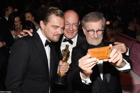 Leo chụp ảnh cùng đạo diễn Steven Spielberg và nhà sản xuất Arnon Milchan ở khách sạn Governors Ball sau lễ trao giải.
