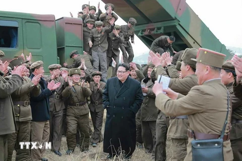  Nhà lãnh đạo Kim Jong Un thị sát cuộc bắn thử từ bệ phóng rocket đa nòng mới. (Nguồn: YONHAP/TTXVN) 
