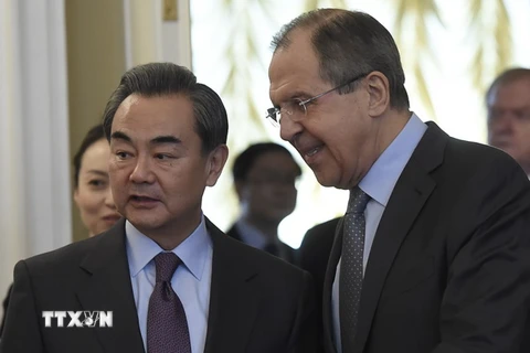 Ngoại trưởng Nga Sergei Lavrov (phải) và Bộ trưởng Ngoại giao Trung Quốc Vương Nghị. (Nguồn: AFP/TTXVN) 