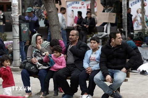 Người di cư và tị nạn tại quảng trường Victoria, trung tâm Athens (Hy Lạp). (Nguồn: AFP/TTXVN) 