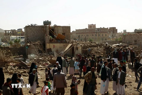 Hiện trường một vụ oanh kích của liên quân quốc tế do Saudi Arabia đứng đầu chống phiến quân Houthi xuống thủ đô Sanaa. (Nguồn: AFP/TTXVN) 