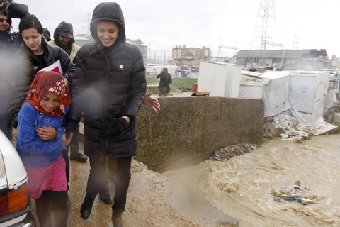 Angelina Jolie đội mưa kêu gọi giải quyết khủng hoảng tị nạn