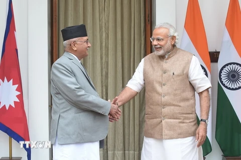 Thủ tướng Ấn Độ Narendra Modi (phải) có cuộc gặp với Thủ tướng Nepal K.P. Sharma Oli. 
