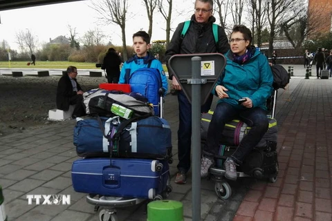 Hành khách bị mắc kẹt tại sân bay ở Brussels sau các vụ nổ. (Nguồn: THX/TTXVN) 