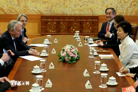Tổng thống Hàn Quốc Park Geun-hye có cuộc gặp với Ngoại trưởng Pháp Jean-Marc Ayrault. (Nguồn: Yonhap/TTXVN) 