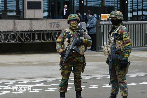 Binh sỹ và cảnh sát Bỉ gác bên ngoài trụ sở Liên minh châu Âu ở Brussels ngày 23/3, một ngày sau các vụ đánh bom khủng bố. 