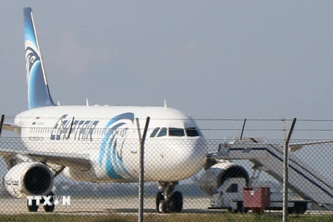 Máy bay Airbus A320 của Hãng hàng không Ai Cập tại sân bay Larnaca, Cyprus sau khi bị bắt cóc.