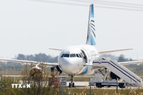 Toàn bộ hành khách trên máy bay EgyptAir bị bắt cóc đã về tới Cairo