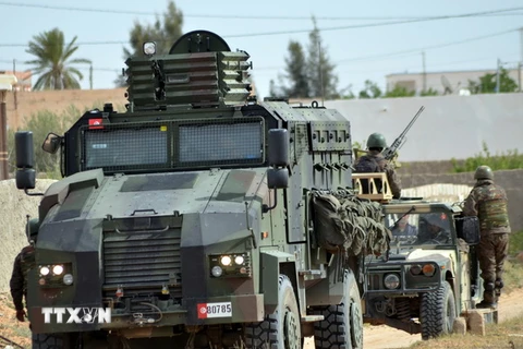 Lực lượng đặc nhiệm Tunisia tuần tra tại Ben Guerdane, gần biên giới Libya. (Nguồn: AFP/TTXVN) 