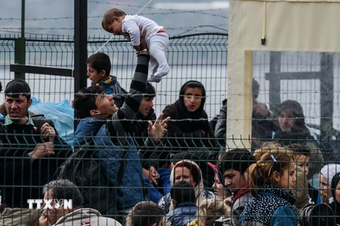 Người di cư tại khu vực Dikili, Thổ Nhĩ Kỳ. (Nguồn: AFP/TTXVN) 