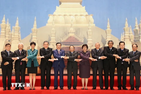 Các Bộ trưởng Tài chính ASEAN và Tổng thư ký ASEAN Lê Lương Minh (ngoài cùng, bên phải) chụp ảnh lưu niệm tại Hội nghị. (Ảnh: Phạm Kiên/TTXVN) 