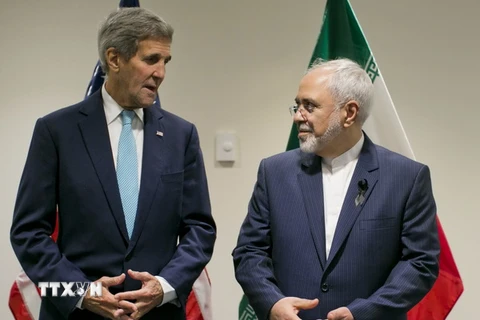 Ngoại trưởng Mỹ John Kerry (trái) và Ngoại trưởng Iran Javad Zarif. (Nguồn: AFP/TTXVN) 