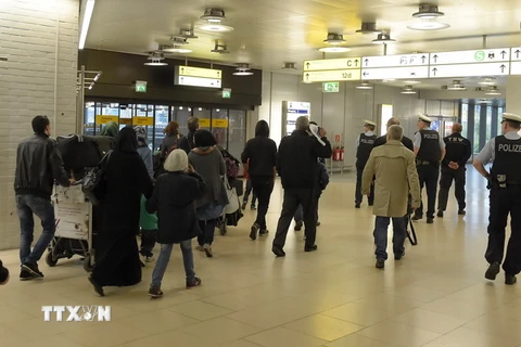 Nhóm người Syria tị nạn đầu tiên tới sân bay Hanover, miền Trung nước Đức. (Nguồn: AFP/TTXVN) 