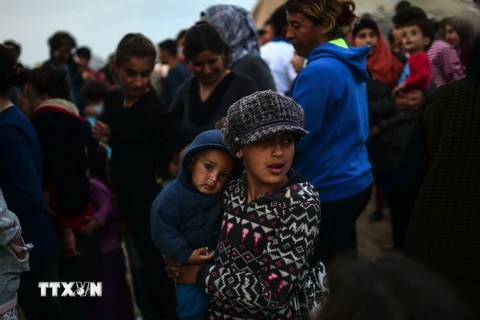 Người tị nạn và di cư xếp hàng đợi nhận khẩu phần ăn tại trại tị nạn. (Nguồn: AFP/TTXVN)
